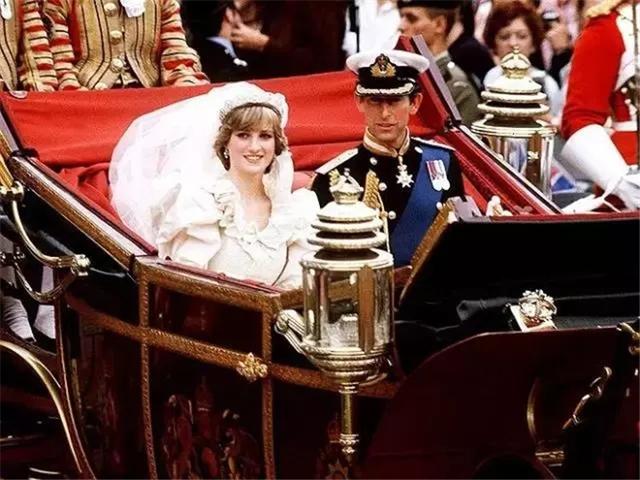 输了查尔斯,戴安娜王妃却穿“复仇小黑裙”优雅地征服了全世界