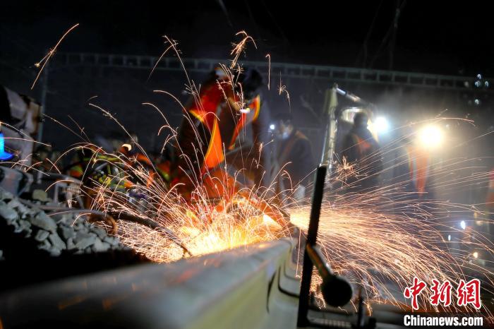 山西铁路按“快进键”,近3000名施工人员同时立体化作业,480分钟百年老站太原火车站成功扩容通 车。 张炯供图