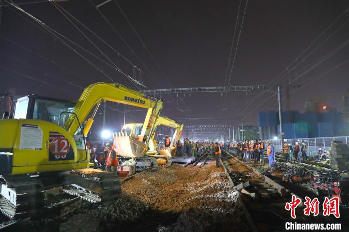 山西铁路按“快进键”,近3000名施工人员同时立体化作业,480分钟百年老站太原火车站成功扩容通 车。张炯供图