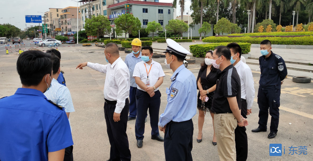 解决小区门口违停难题,常平交警获赠锦旗
