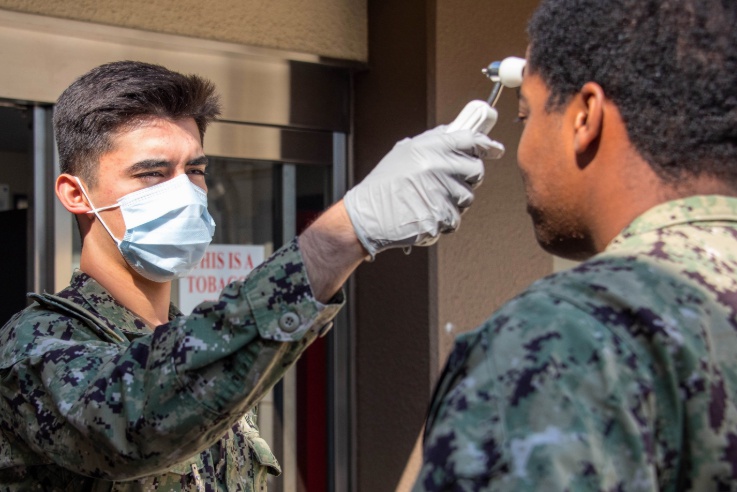  驻日美军第七舰队水兵正在被测温枪测温 图源：USNI