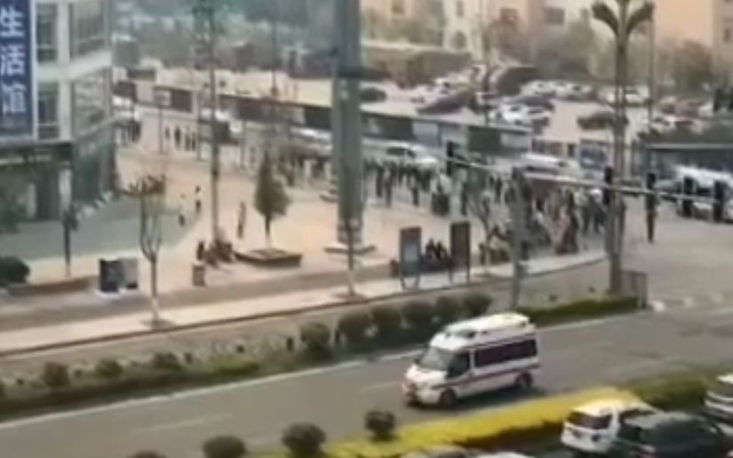 西昌泸山大火实时：西昌市民夹道抹泪相送牺牲