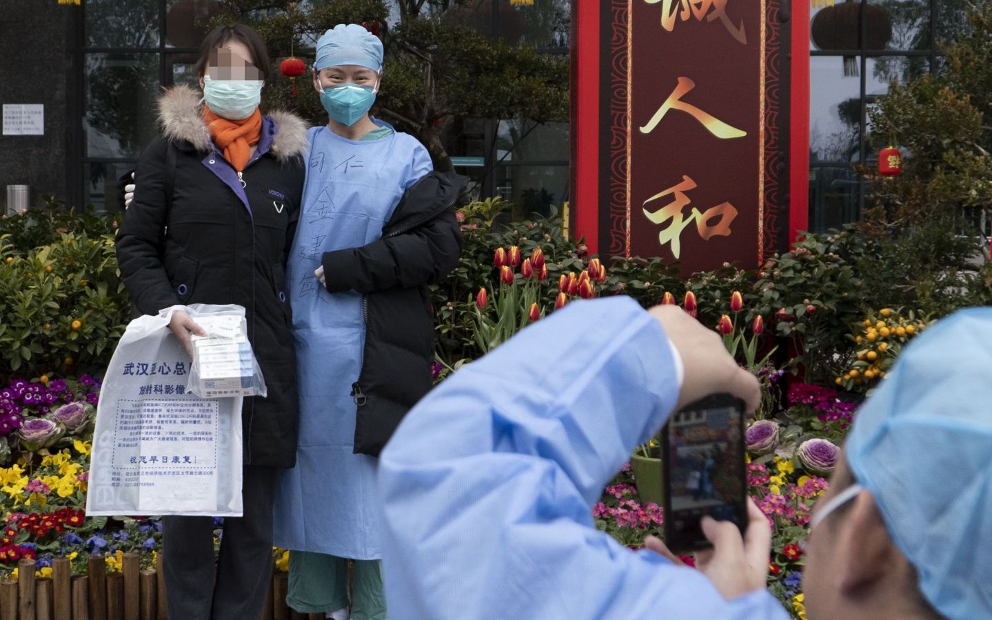 2月7日，北京医疗队病区第一位患者（左1）出院。摄影/新京报记者 陶冉