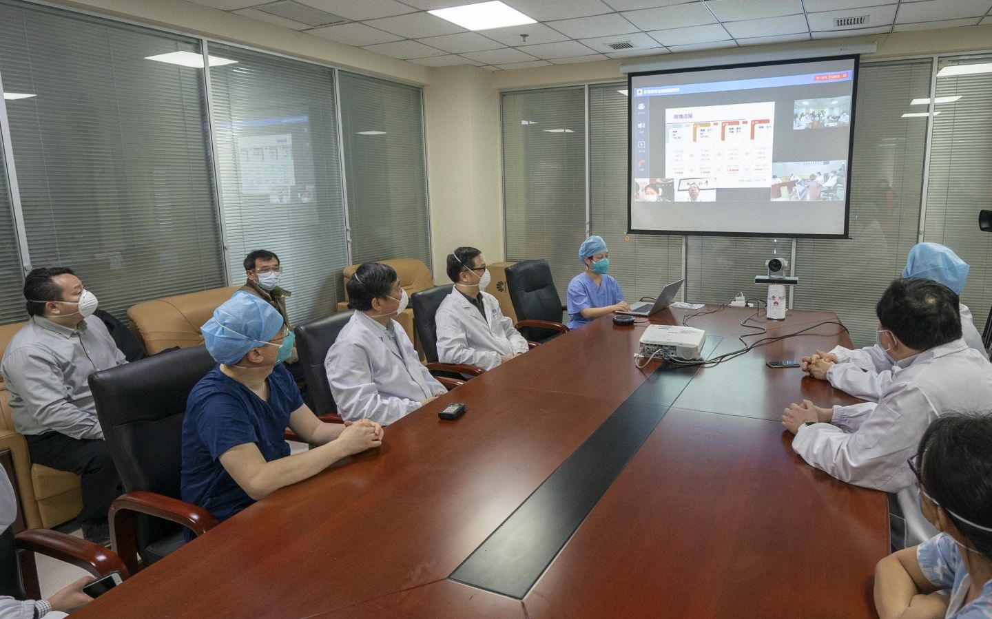2月25日，北京医疗队医生与专家讨论病人病例。摄影/新京报记者 陶冉