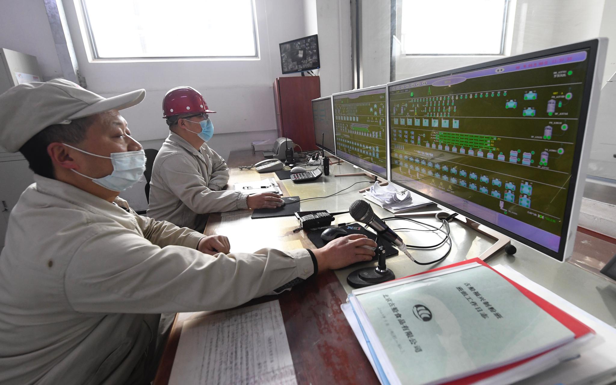 4月9日,古船福兴面粉厂工人在中控室操纵。拍照/新京报记者 吴宁