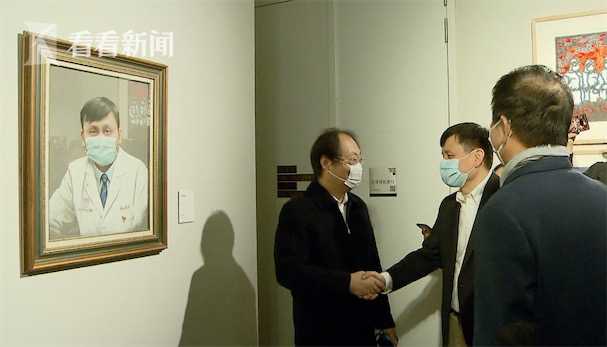 这个帅哥是谁？张文宏看到自己的肖像画笑了