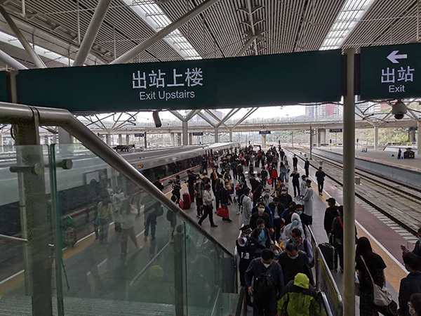 武汉“解封”:重启首日,G1005次列车上的武汉人