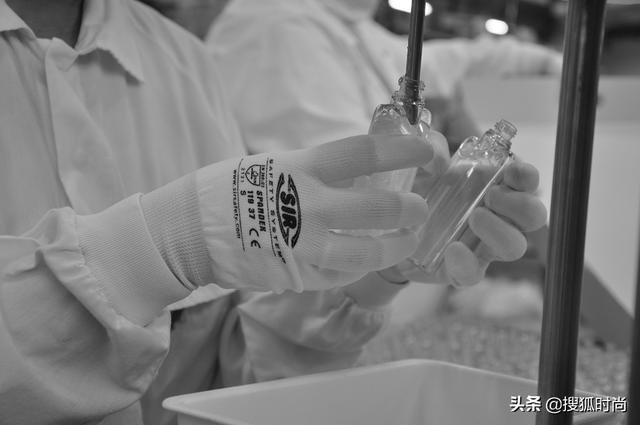 宝格丽转产消毒洗手液背后:一个月研制配方,用现存产品瓶身灌装