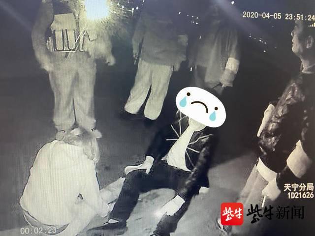 女子醉酒不慎落水,五名保安协力相救