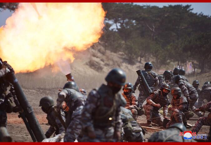 朝鲜人民军炮兵部队使用迫击炮设计,注意其携行具和凯夫拉盔