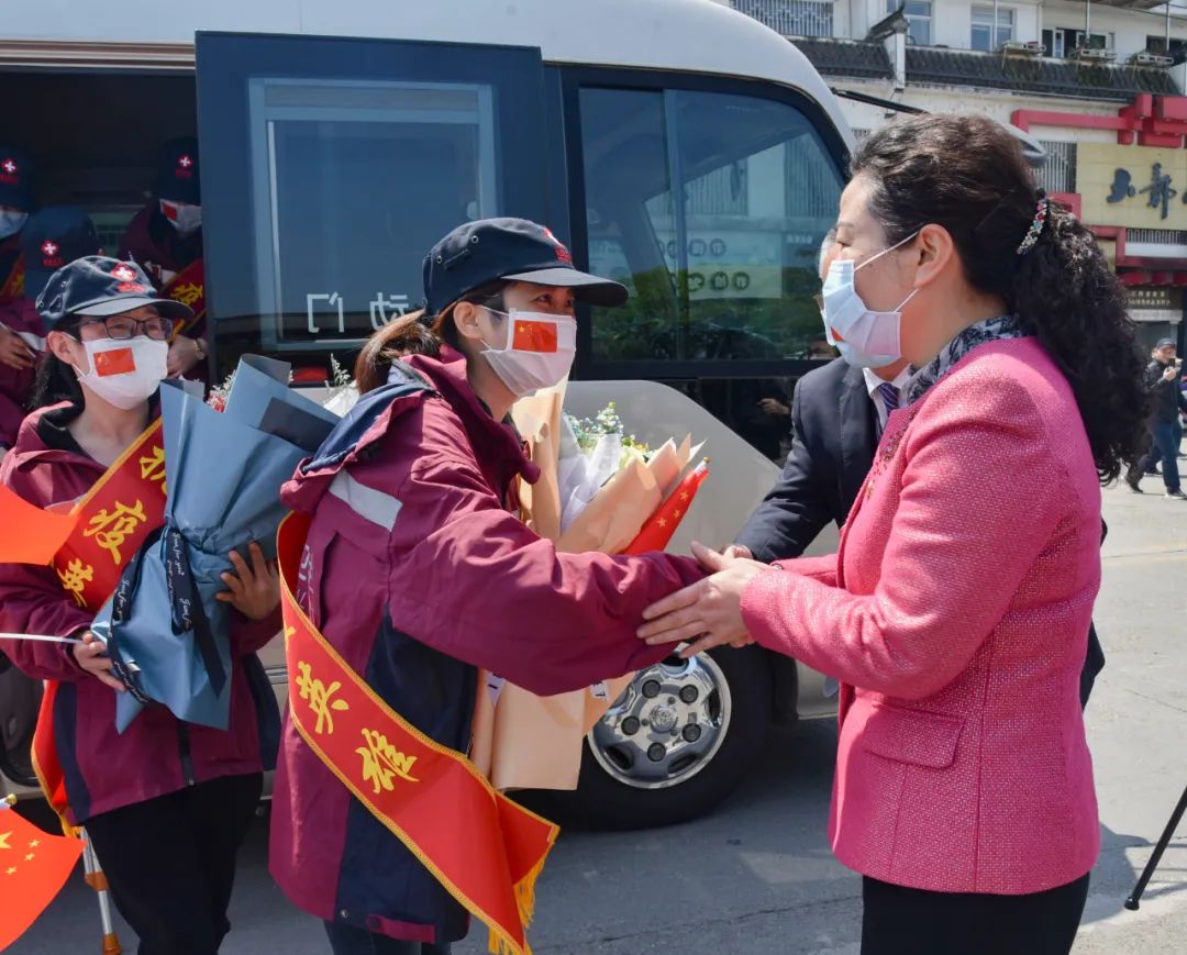 婺源11位援湖北、援鄱阳“白衣勇士”平安凯旋,吴曙、吴云飞等四套班子领导以最高礼遇迎接