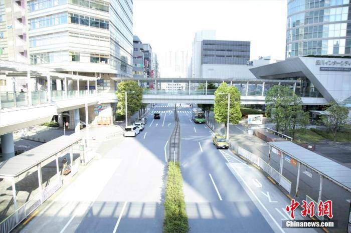 当地时间4月4日,东京一交通枢纽附近车辆稀少。近日,日本东京都新冠肺炎确诊人数持续增加,政府呼吁民众减少外出。 中新社记者 吕少威 摄