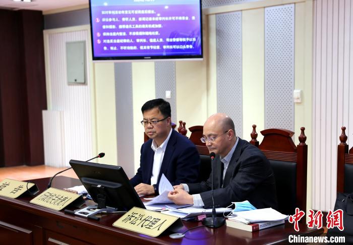 宁夏司法厅厅长冯自保(左)出庭应诉。银川铁路运输法院供图