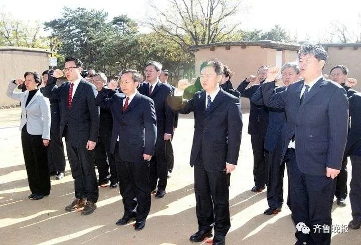 2017年11月13日,时任情况珍爱部党组书记、部长李干杰(第一排中心)赴西柏坡 仰望革命圣地 重温入党誓词 图/生态情况部网站