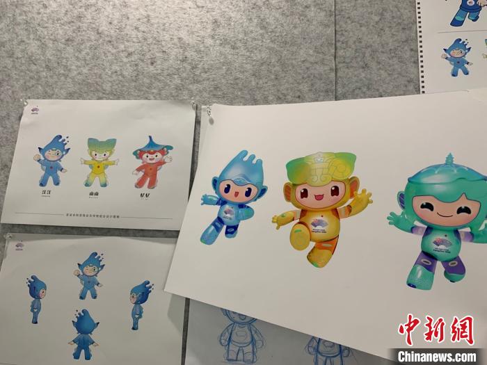 吉祥物初版(左上)与最终版本(右)的对比。 张斌 摄