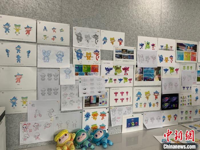 吉祥物定稿前的不同版本。 张斌 摄