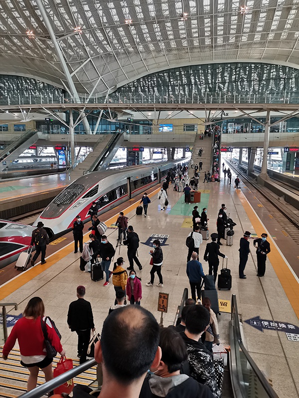 武汉“解封”:重启首日,G1005次列车上的武汉人