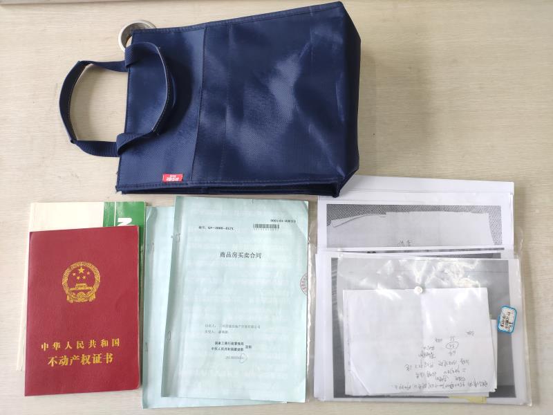 大妈,你的“房子”丢到公交车上了,快来领回吧!