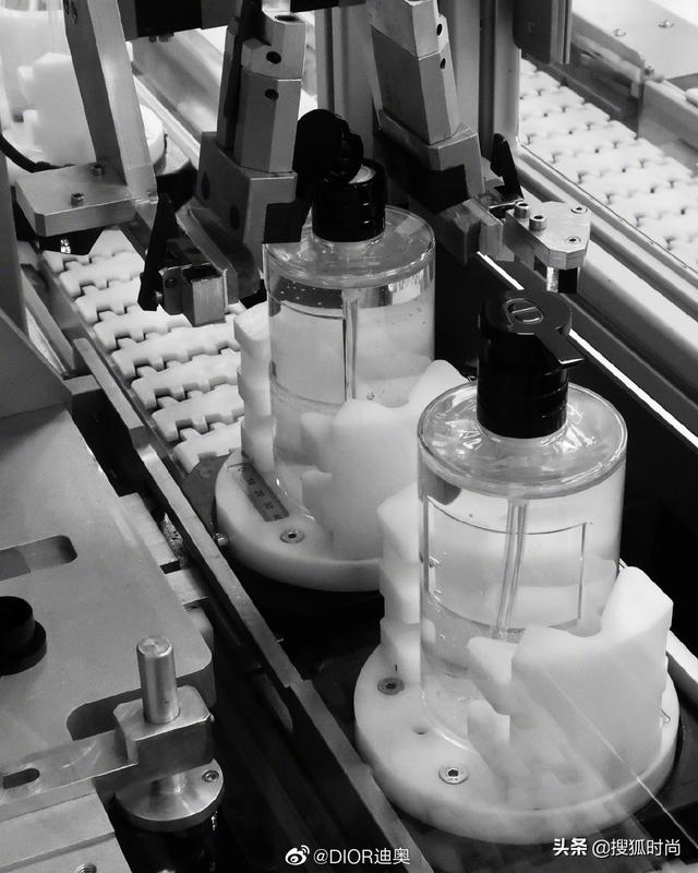 宝格丽转产消毒洗手液背后:一个月研制配方,用现存产品瓶身灌装