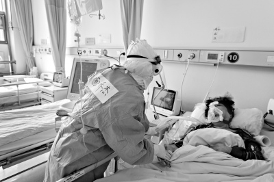 患者出院一份毕业证书作礼物