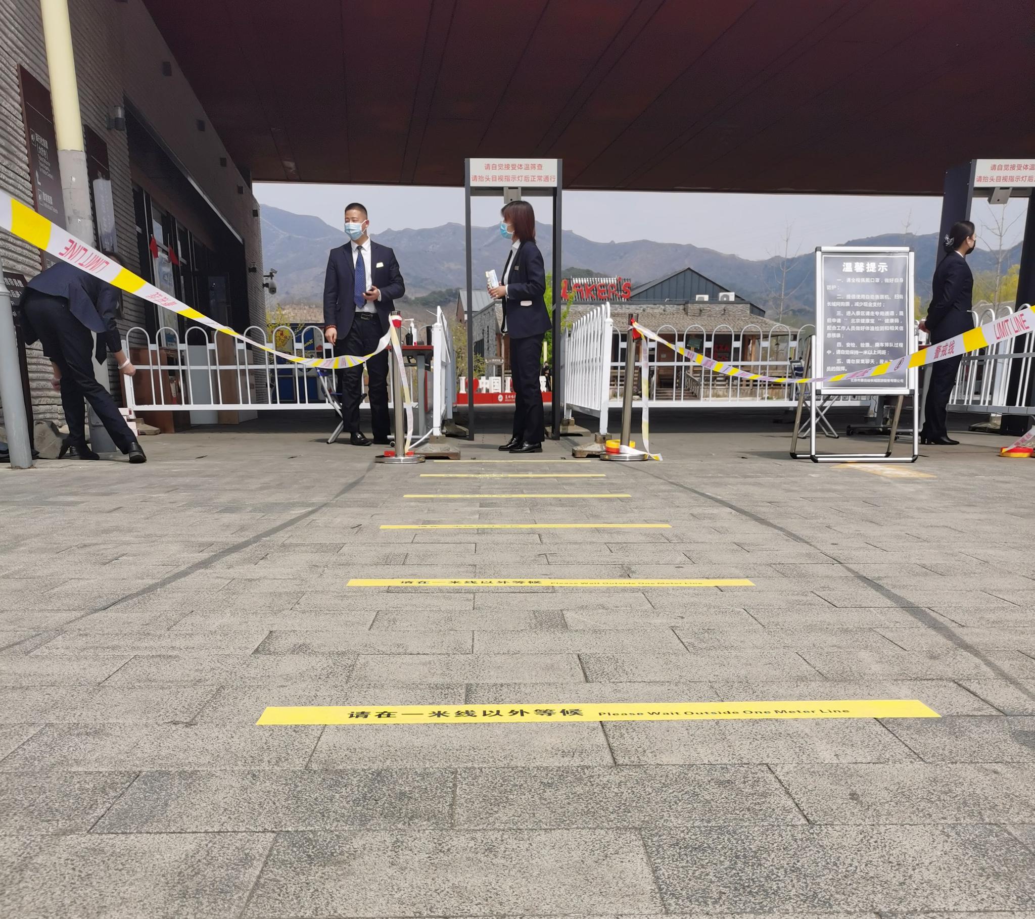  在售票、检票扣都设置了安全“一米线”。新京报记者 王颖 摄