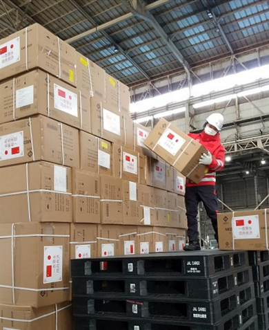 中国政府第二次援助日本抗疫物资交接 日方衷心