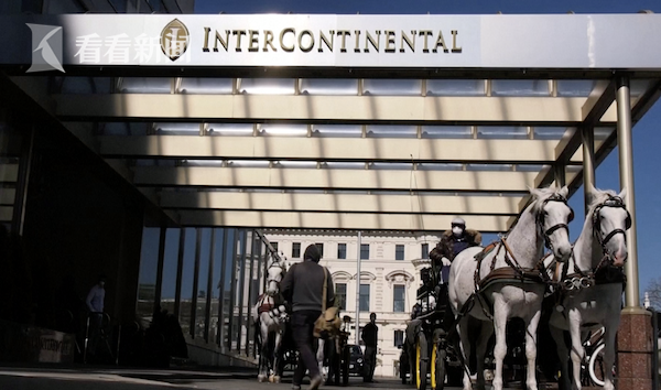 疫情期间没游客 维也纳马车免费为老人送餐饮