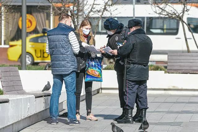 4月9日俄累计确诊破万,警察在街头执勤