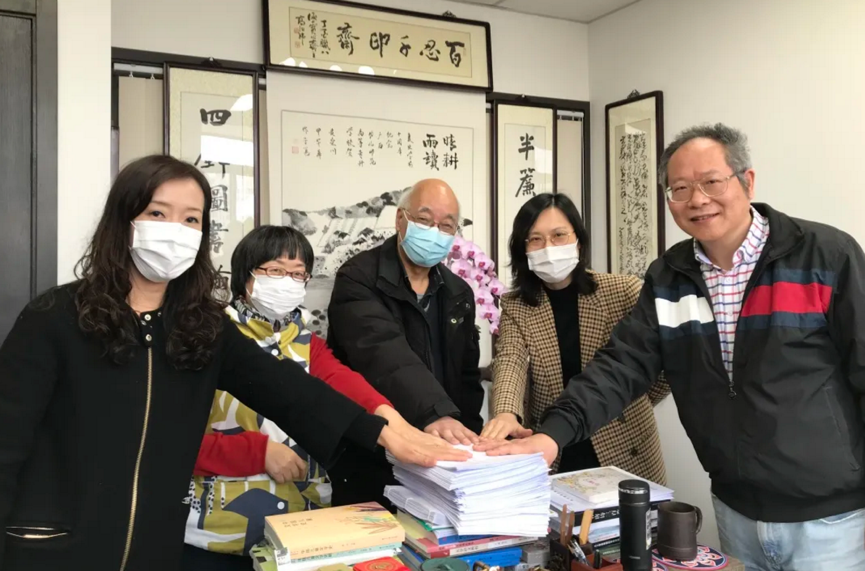 出书社英文版译稿审读专家与项目事情职员合影。从左到右依次为:医学分社副社长魏岚、外语分社学术总监曹珍芬、资深编审林骧华、版权司理戴文沁、出书社副总编辑张永彬。