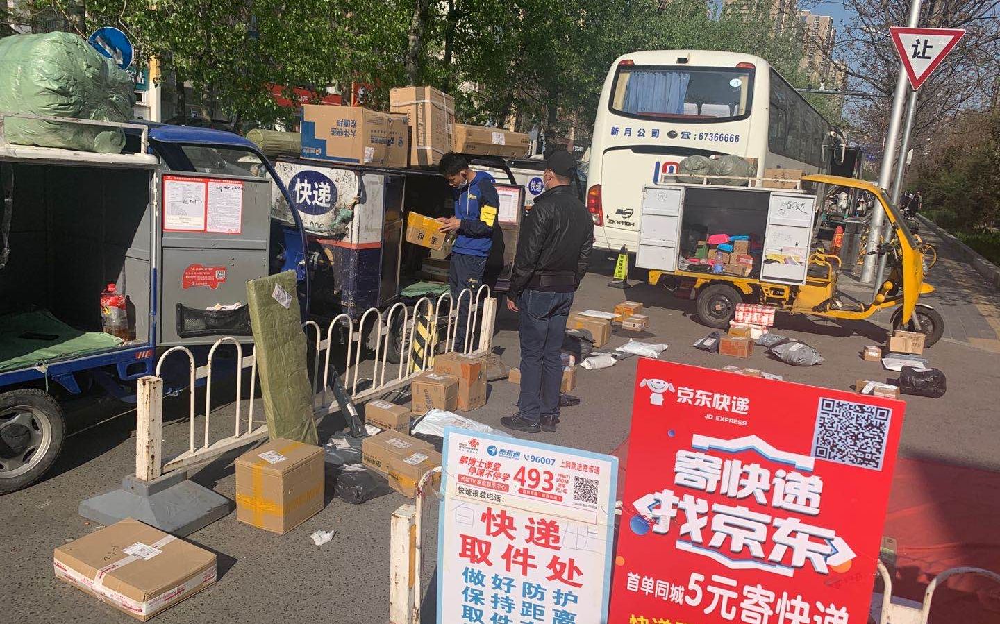 朝阳区华腾园小区,目前仍然不允许快递进入小区,快递员还只能在门口“摆摊”。摄影/新京报记者 陈琳