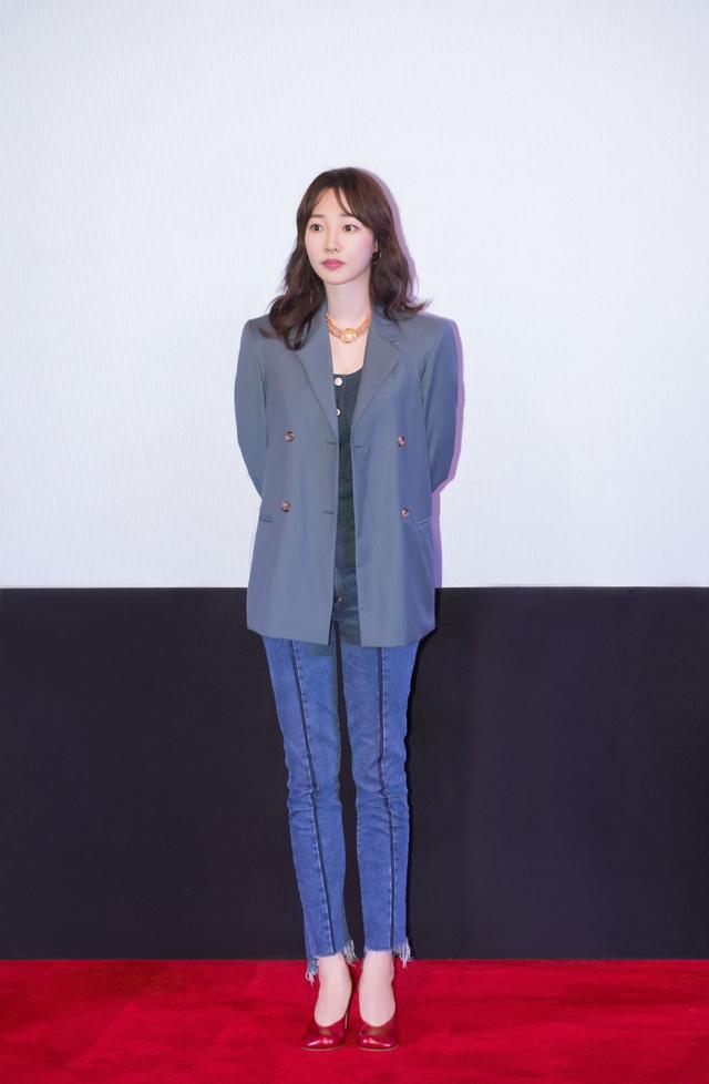 白百何新发型真洋气西装配牛仔裤简约高级换了法式刘海美炸了