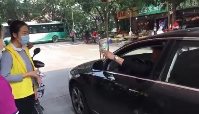 男子不配合体温检测，还斥责志愿者！当地回应