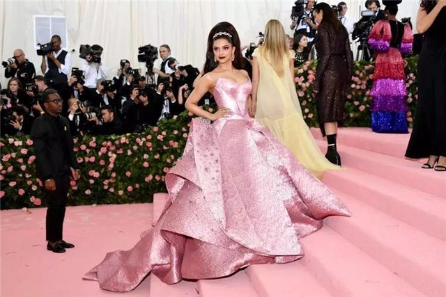 破产的辛德瑞拉Zac Posen!看来裙子再好看,人们买不起也没用