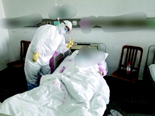 武汉中心医院后湖院区儿科病房护士长万颖（左）在病房。