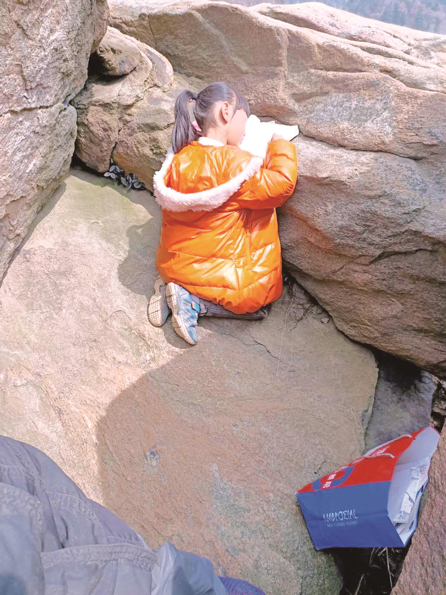 7岁女孩以石为桌山顶上网课 获评洪山区“空中课堂最美学生” 老师们还给她写了首诗