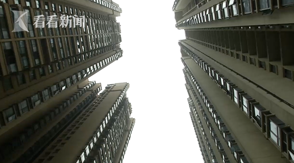 熊孩子在30层楼顶惊魂“游戏” 居民被吓到腿软