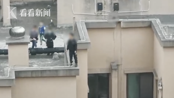 熊孩子在30层楼顶惊魂“游戏” 居民被吓到腿软
