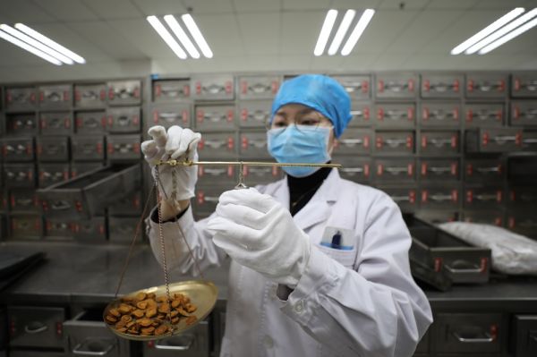 2月18日，安徽省中医院工作人员在为新冠肺炎患者配中药。（白斌 摄）
