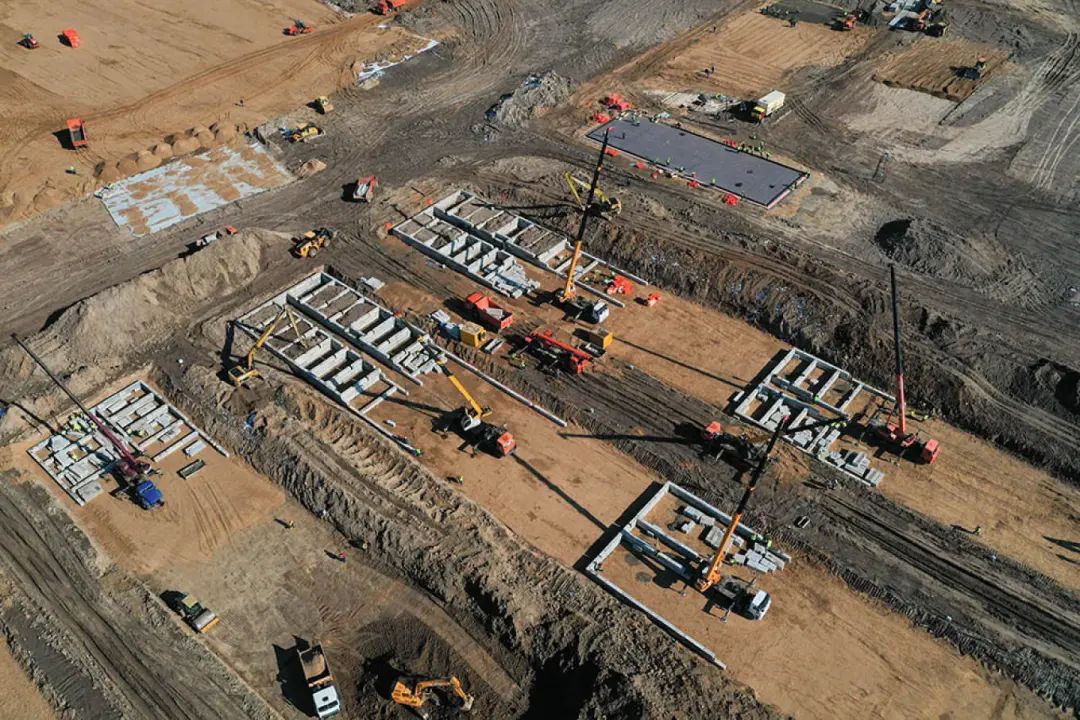 ▲莫斯科郊区一座正在修建的“方舱”医院。图据《莫斯科时报》