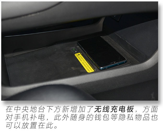 小姐姐体验新冠道,乘坐空间阔绰,后排配遮阳帘还有座椅加热