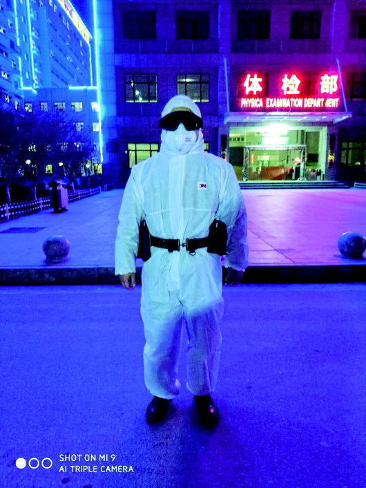 汉川市公安局城北派出所民警张维在辖区定点医院执勤。 受访者供图