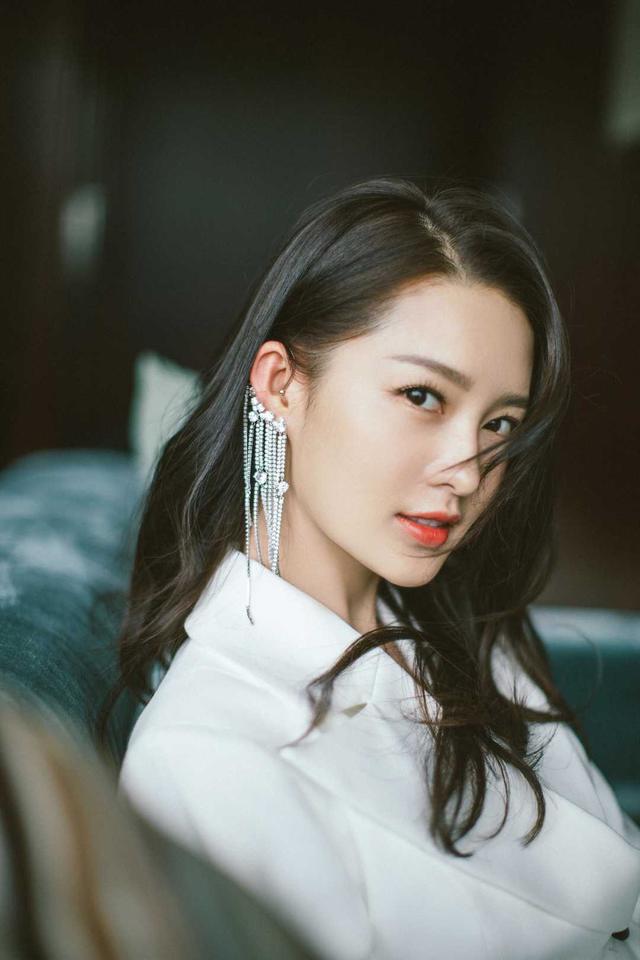 李沁穿衣品味在线,穿一条白色的西装连衣裙高贵大气,御姐十足