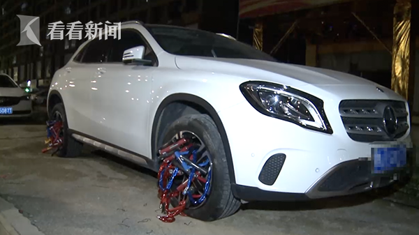 奔驰被上150把锁还编号 围观群众:开锁可能要1天