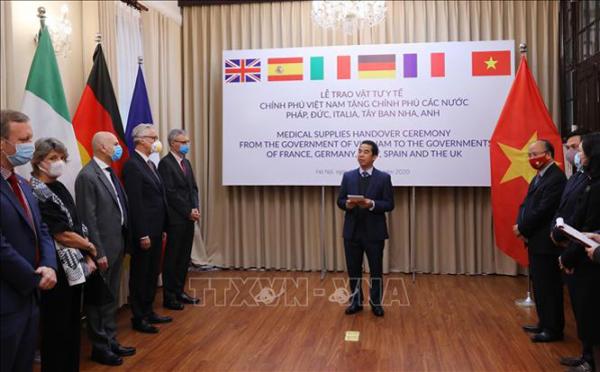 越南向法国、德国、意大利、西班牙和英国捐赠了55万个口罩。图片来源:越通社
