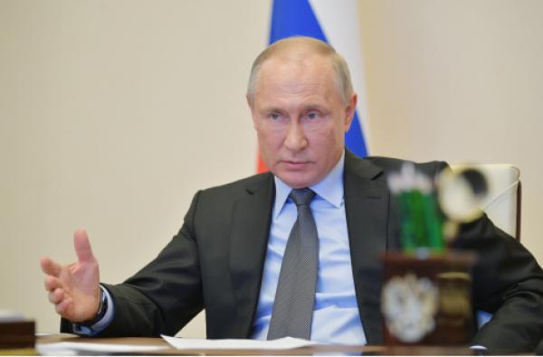 　　4月13日，在位于俄罗斯莫斯科州的新奥加廖沃总统官邸，俄罗斯总统普京主持召开俄抗击新冠病毒会议。新华社 图
