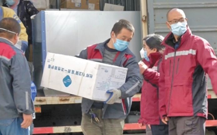 4月13日,中国疾控中心人员抵达绥芬河后,正搬运援助抗疫物资。 资料图