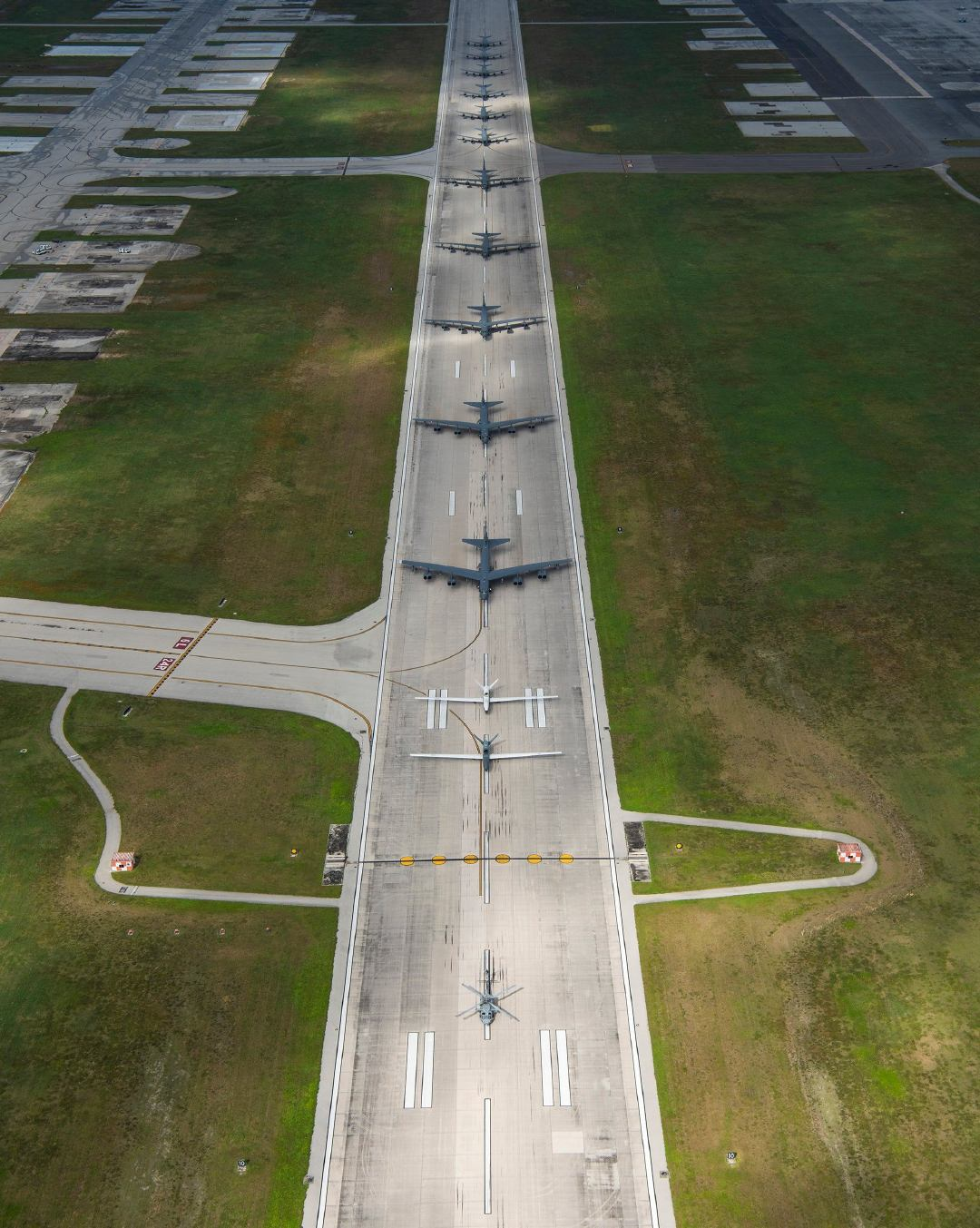 航母瘫痪后 美军核轰炸机编队在关岛“秀肌肉”