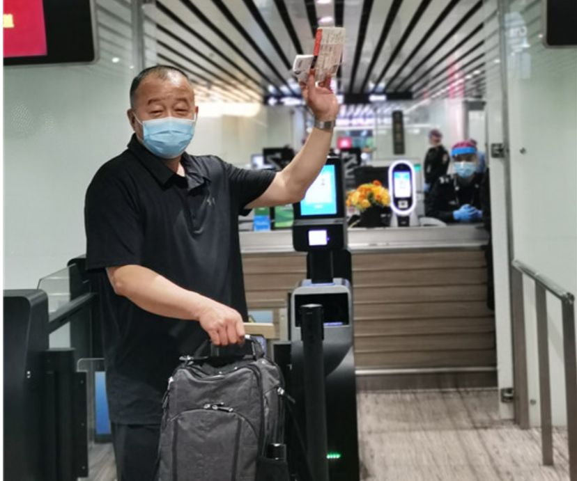 4月11日,受国务院应对新型冠状病毒肺炎疫情联防联控机制医疗救治组委派,中山大学隶属第一医院重症医学科主任管向东前去绥芬河增援。图片/中山大学隶属第一医院官网