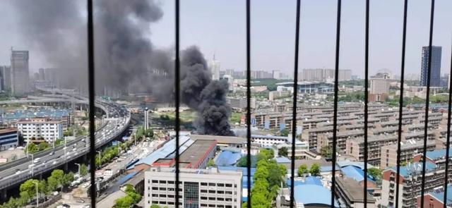 市消防救援支队指挥中心接到报警:开福区月湖大市场一厂库发生火灾