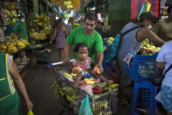 秘鲁民众在市场购物